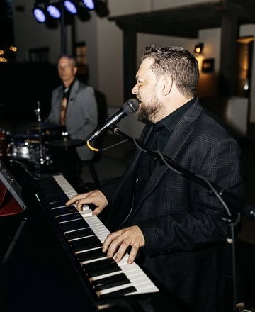 example of Felix and Fingers Dualing Pianos's work'